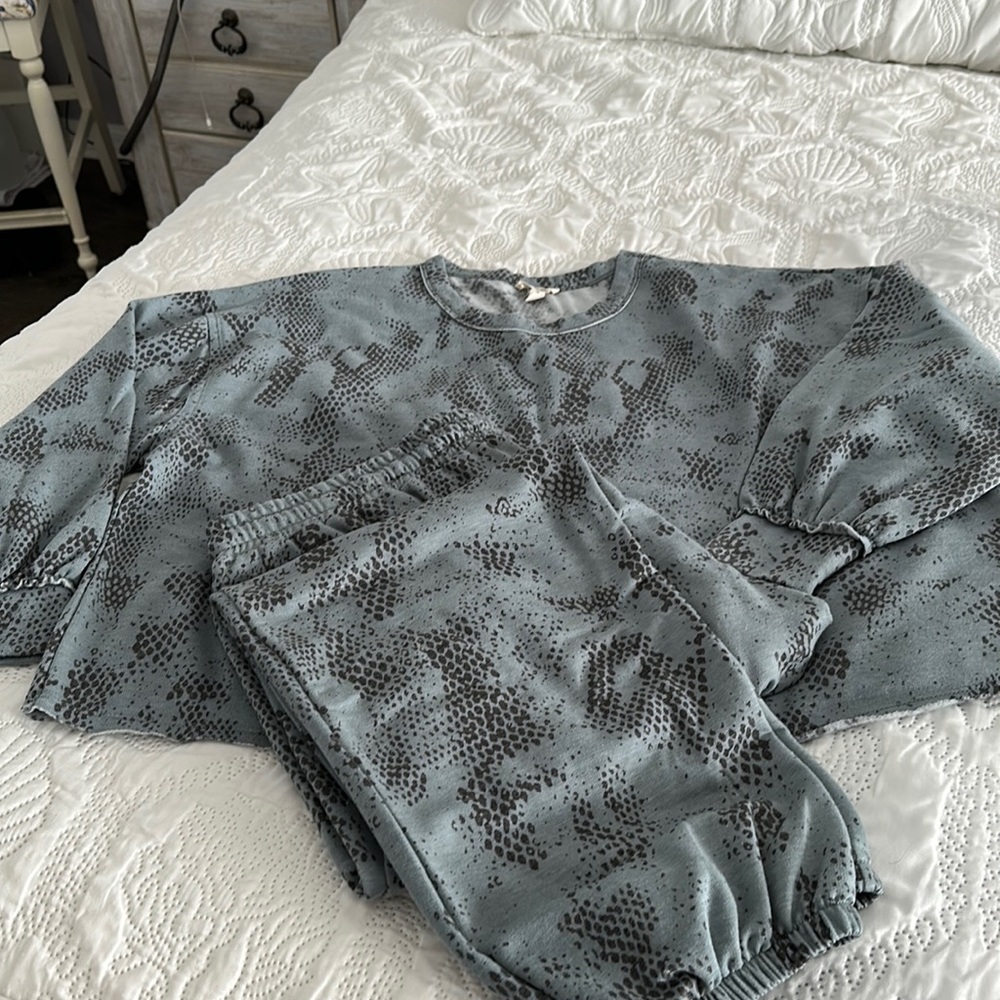 Comfy , cozy lounge set .  Worn once